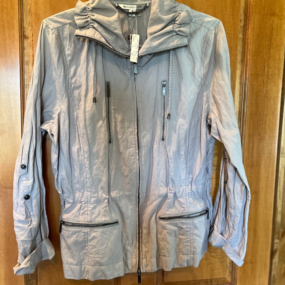 Lightweight jacket with zipper